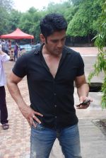 Sunil Shetty on location of film Mere Dost Picture Abhi Baki Hain in Kandivali, Mumbai on 30th June 2012 (15).JPG